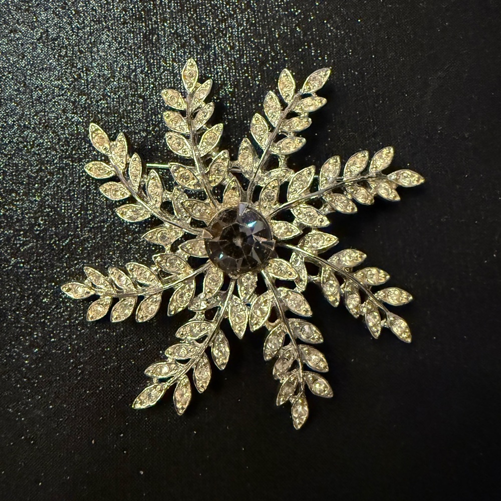 Vintage Sarà Coventry 1963 Evening Snowflake Rhinestone Brooch.